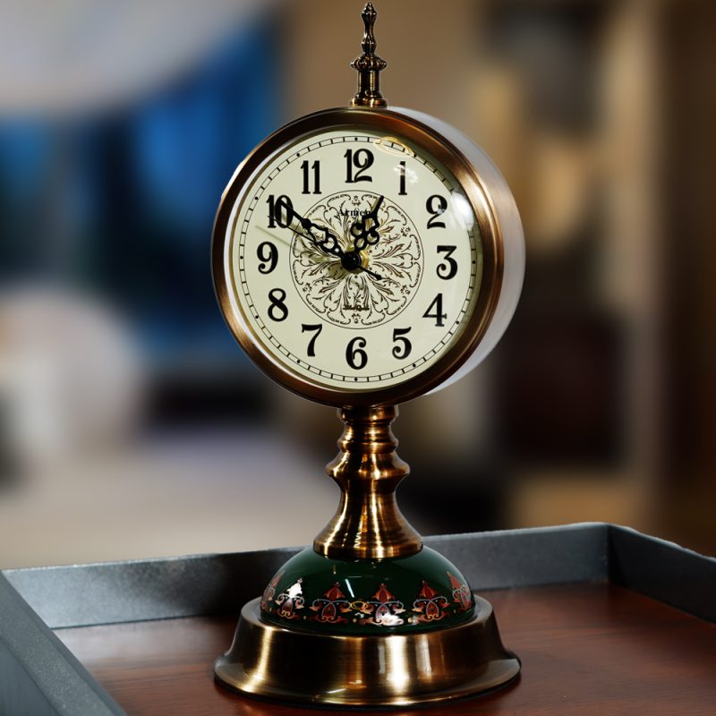 Vintage or European-style decorative table clock desk clock